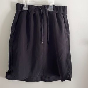 Lululemon skirt, size 6 never worn